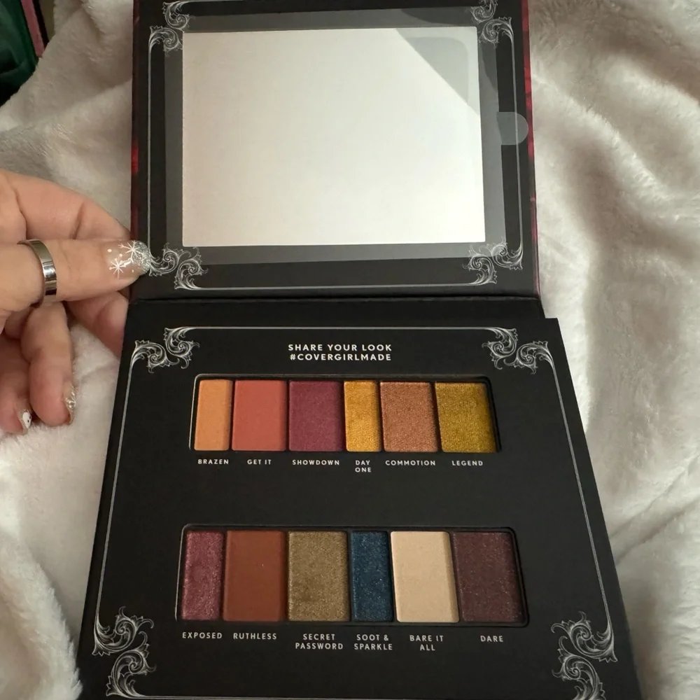 COVERGIRL Revolution Eyeshadow Palette - Red and Black - Picture 2 of 2